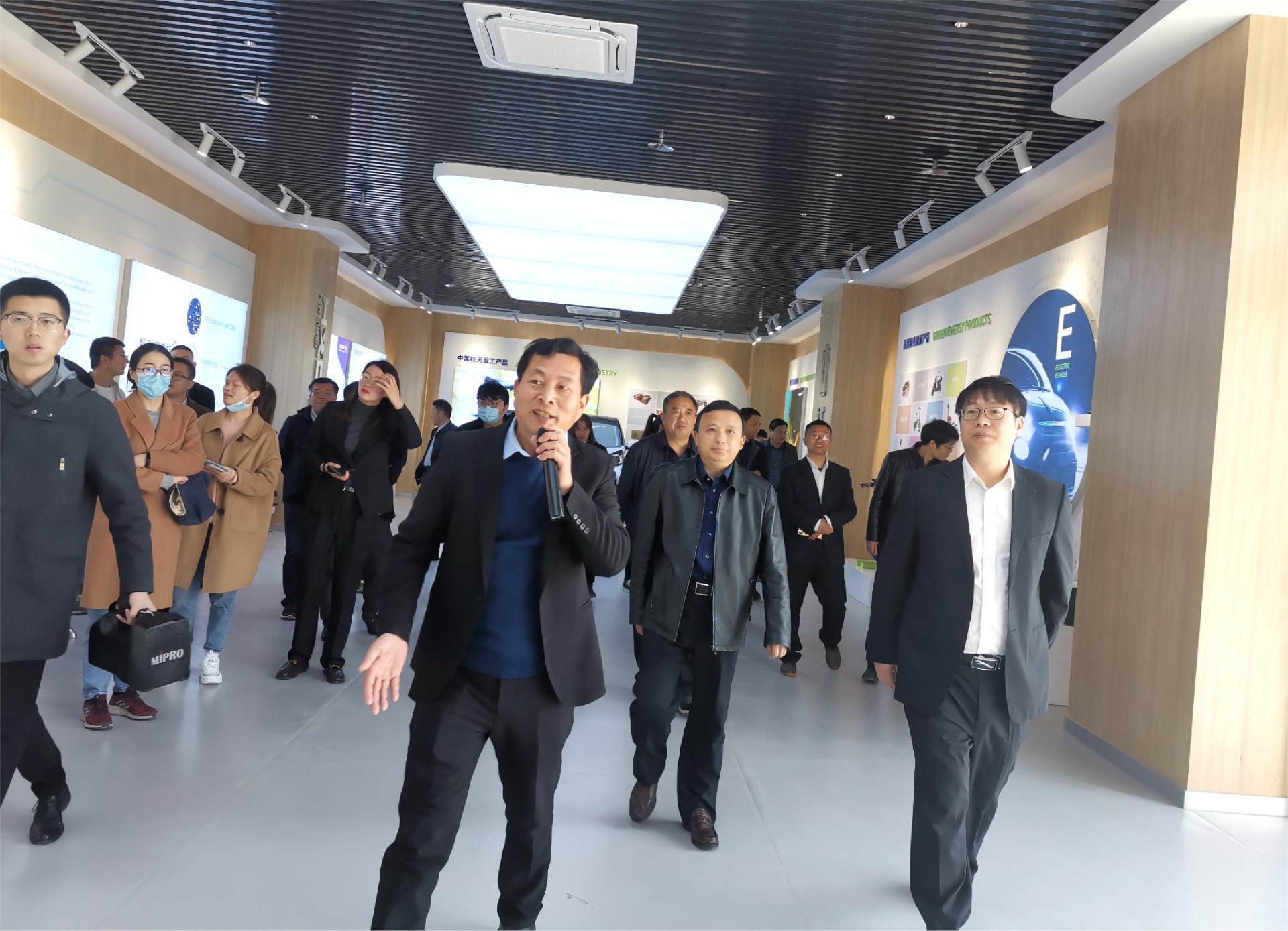 市工信局副局長姜海東帶領(lǐng)企業(yè)觀摩團(tuán)蒞臨宏鑫達(dá)調(diào)研.jpg