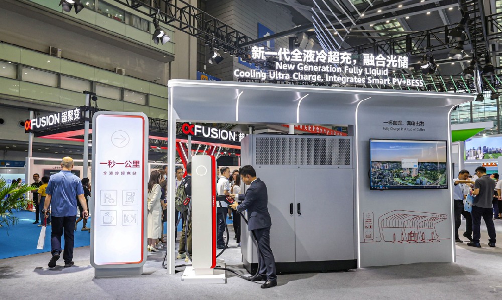 現(xiàn)代化電網(wǎng)為“超充之城”建設(shè)賦能 明年3月底前，公共充電樁車樁比、超充樁占比達(dá)到世界領(lǐng)先水平