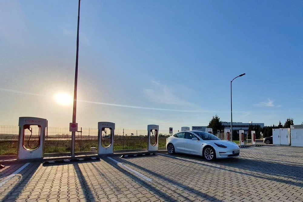 還充電焦慮嗎？全國充電樁正式突破1000萬根 一年暴增54%